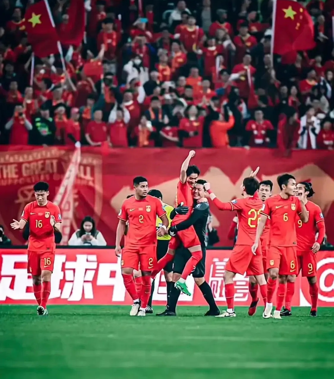 关于足球赛场精彩纷呈，胜负悬念让人热血沸腾的信息